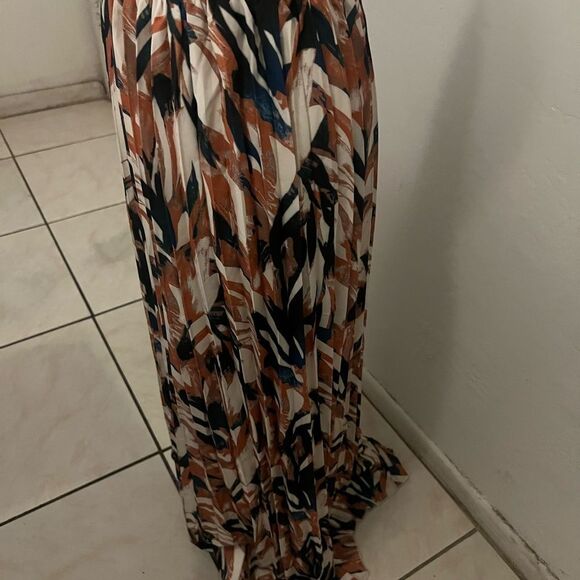 Elastic waist and 39.5 inches long - Picture 3 of 5